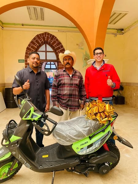 Entregan motoneta que se rifó por pago puntual del predial en Nieves