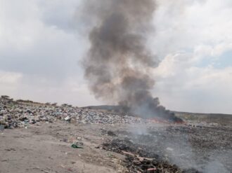 Pepenadores vuelven a prender el basurero