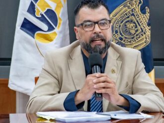Armando Flores de la Torre, rector interino; acusan ilegalidad 
