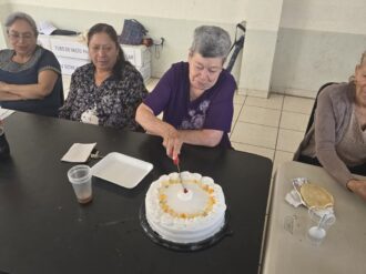 Festejan a las mamás de la tercera edad