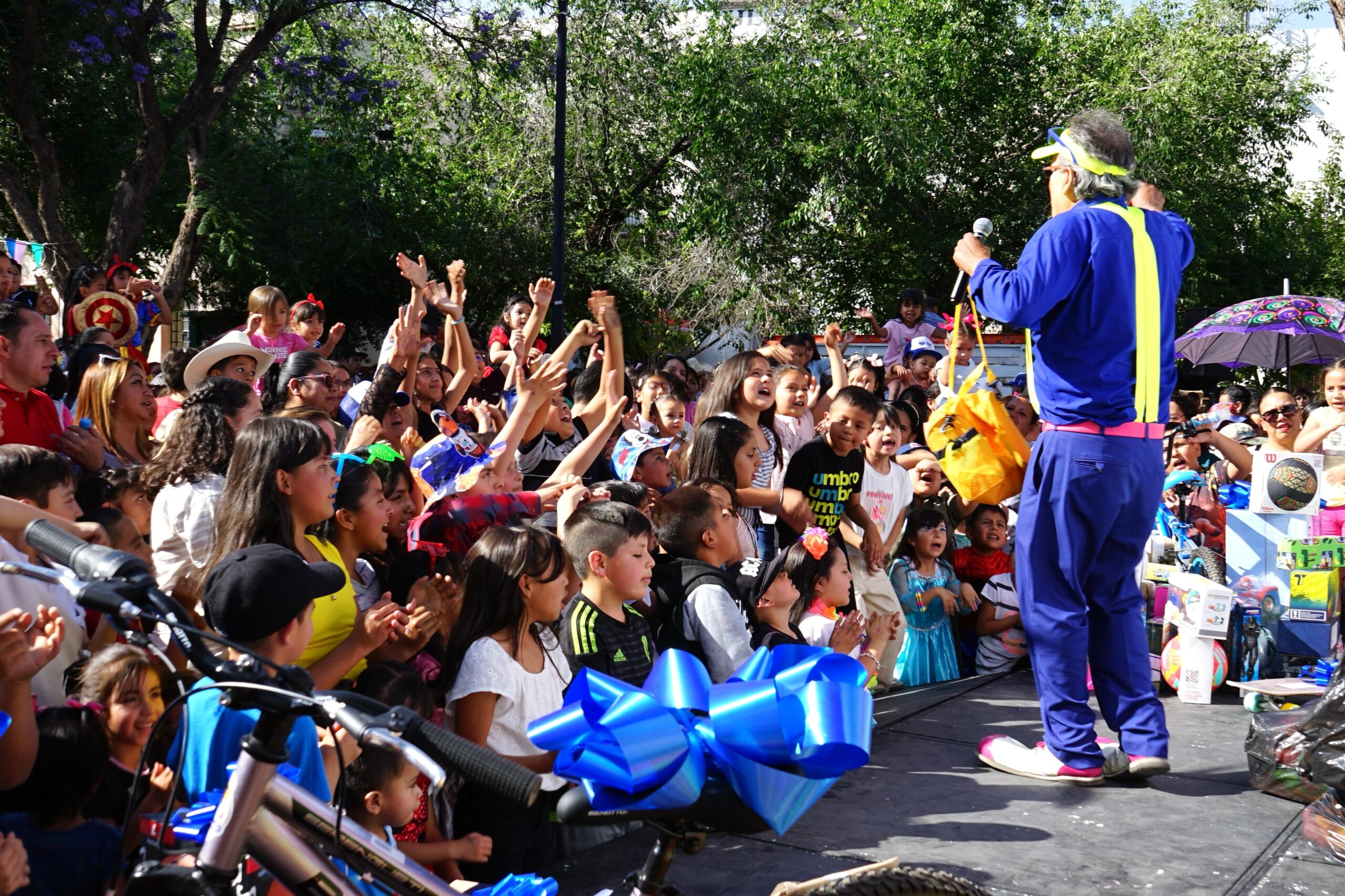 Celebran su día  más de 2 mil niños con Miguel Varela
