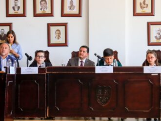 Presiden niños sesión de cabildo en El Mineral