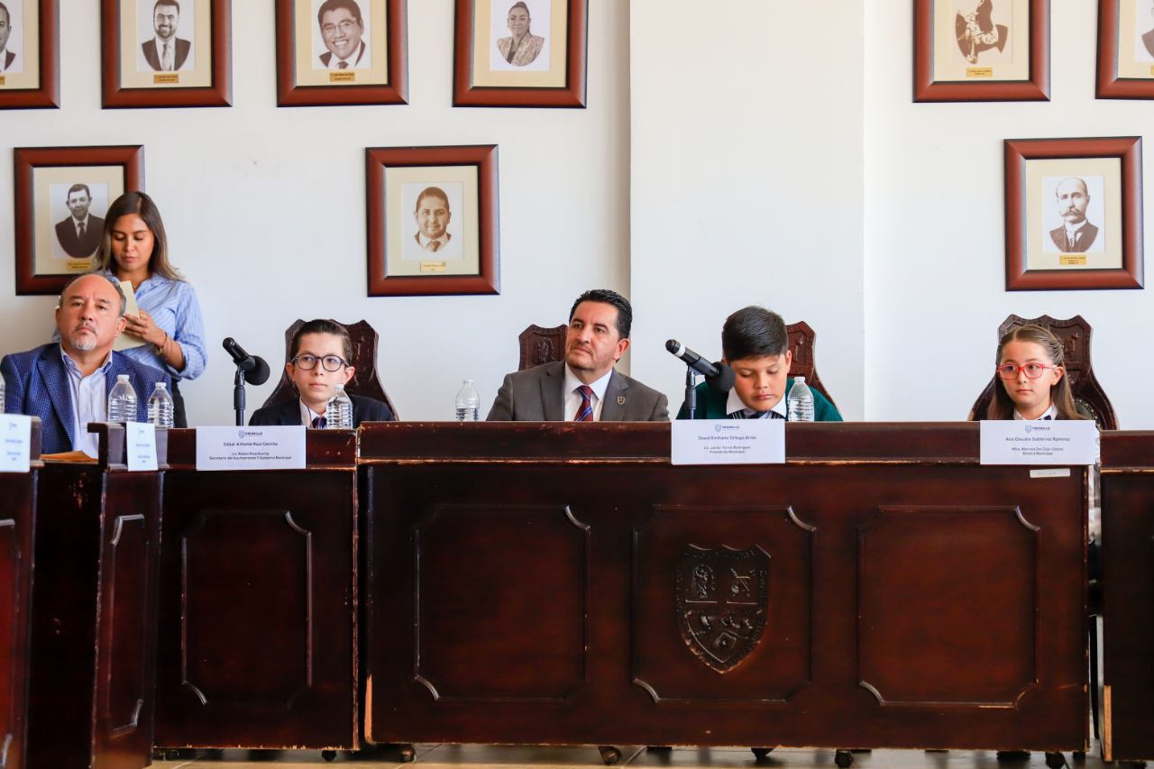 Presiden niños sesión de cabildo en El Mineral