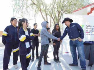 Apoyan con uniformes escolares a estudiantes jerezanos