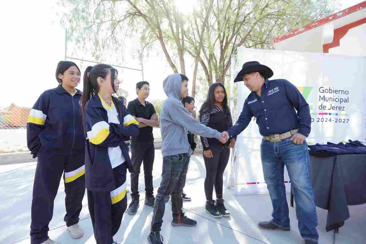 Apoyan con uniformes escolares a estudiantes jerezanos
