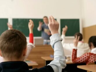 Anuncia Sheinbaum 9% de aumento al salario del magisterio