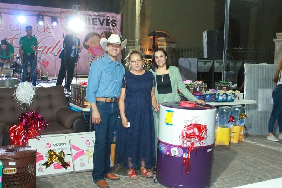 Agasajan a las mamás en Nieves 