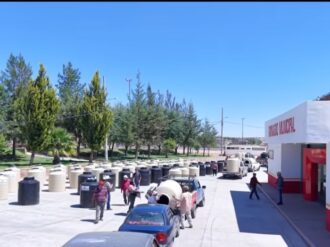 Entregan 120 tinacos a pobladores de Sain Alto