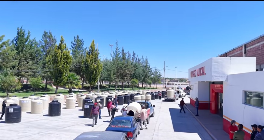 Entregan 120 tinacos a pobladores de Sain Alto