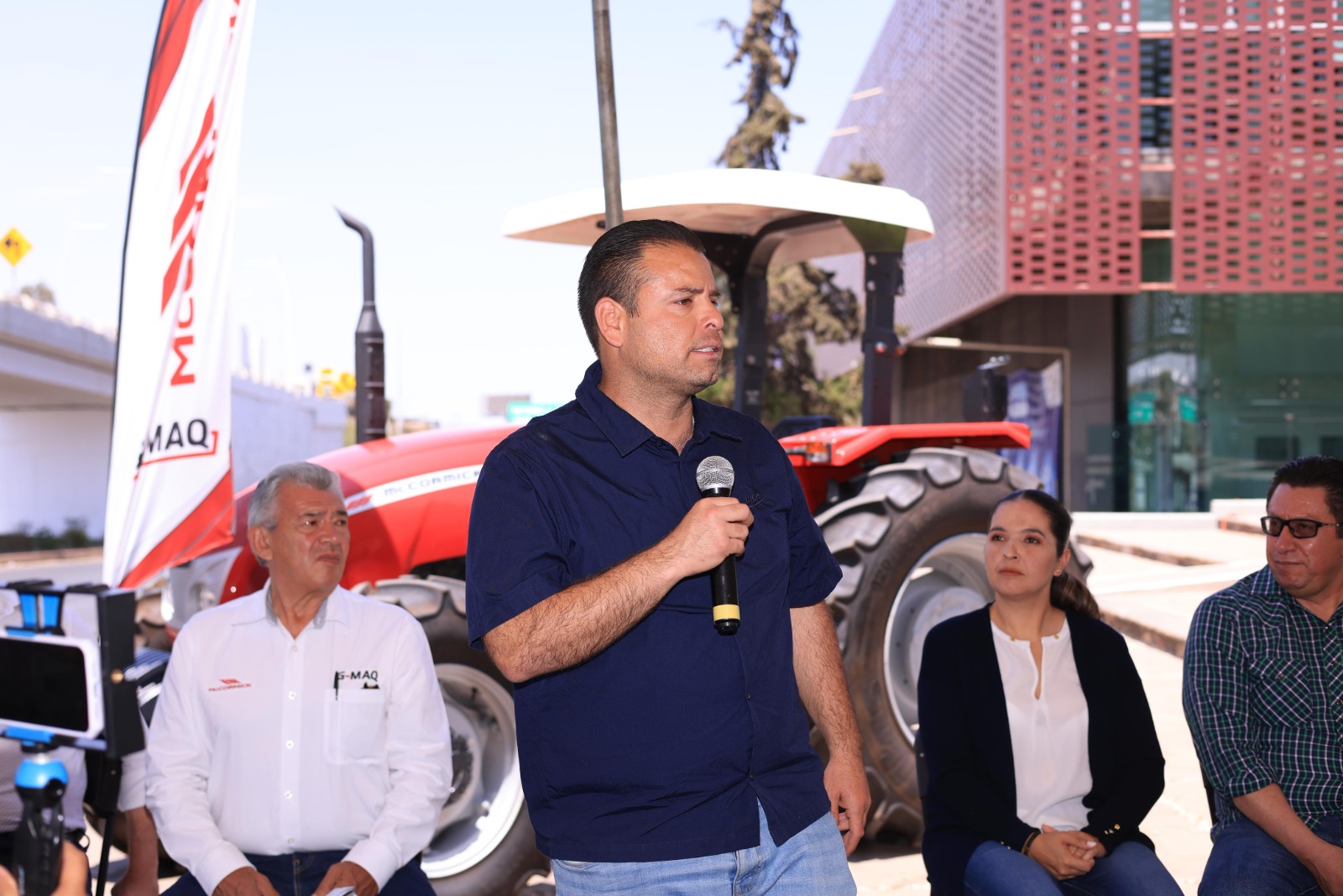 Ofrece Miguel Varela subsidio de $100 mil para tractores 