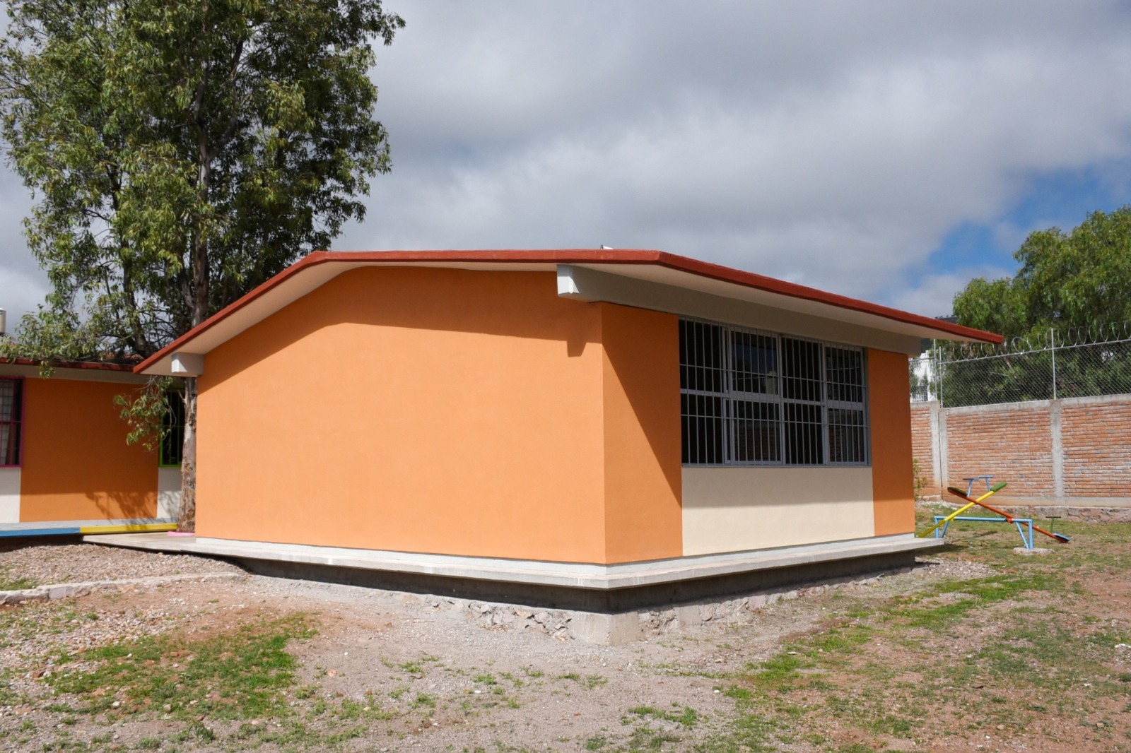 Entrega Pepe Saldívar aula didáctica a Jardín de Niños de la colonia Ojo de Agua  la Palma  