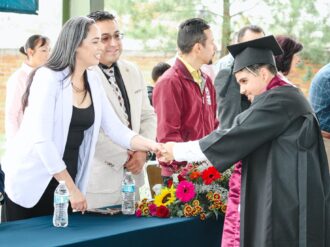 Acompaña Acosta Galván a egresados de preparatoria 