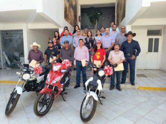 Entregan motocicletas a ganadores del Prediatón 2025