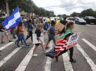 Cesan arrestos de manifestantes, continúan las redadas