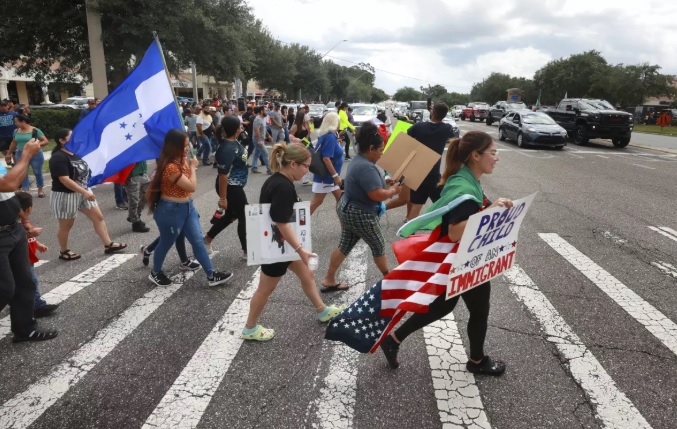 Cesan arrestos de manifestantes, continúan las redadas
