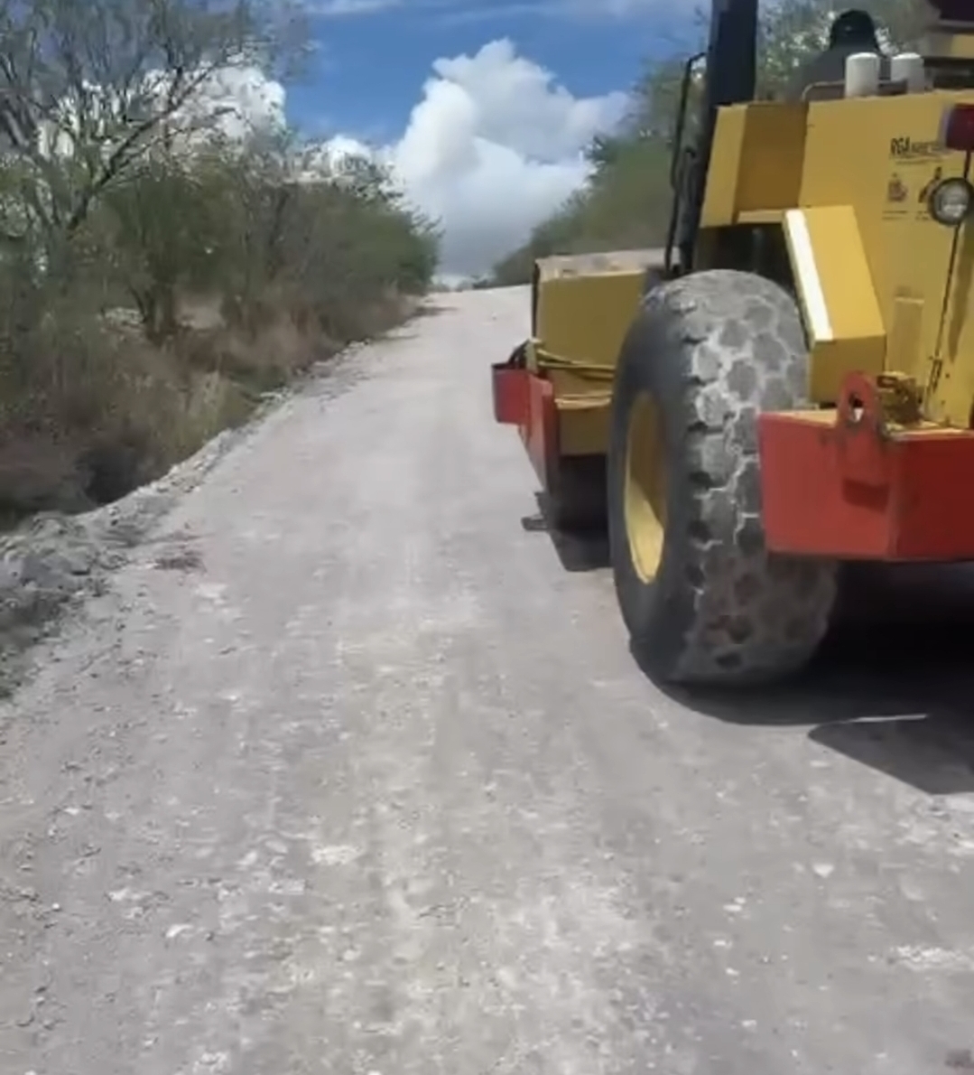 Dan mantenimiento a caminos en Jalpa 