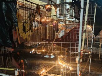 Un cortocircuito causa un incendio en el tianguis 