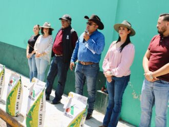 Reciben agricultores de Monte Escobedo semilla de  maíz híbrido