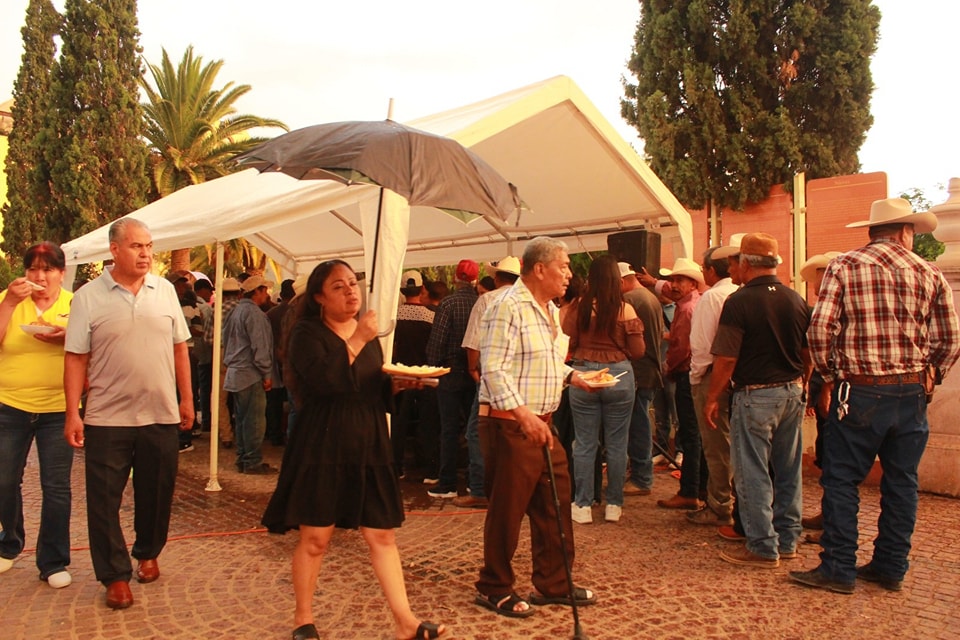 Festejan a los papás en Nieves