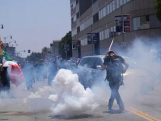 Reprimen en LA protestas contra redadas de migrantes 