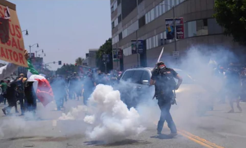 Reprimen en LA protestas contra redadas de migrantes 