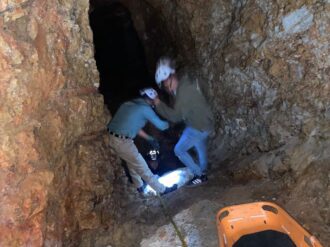 Cae un menor a tiro de mina; lo rescatan