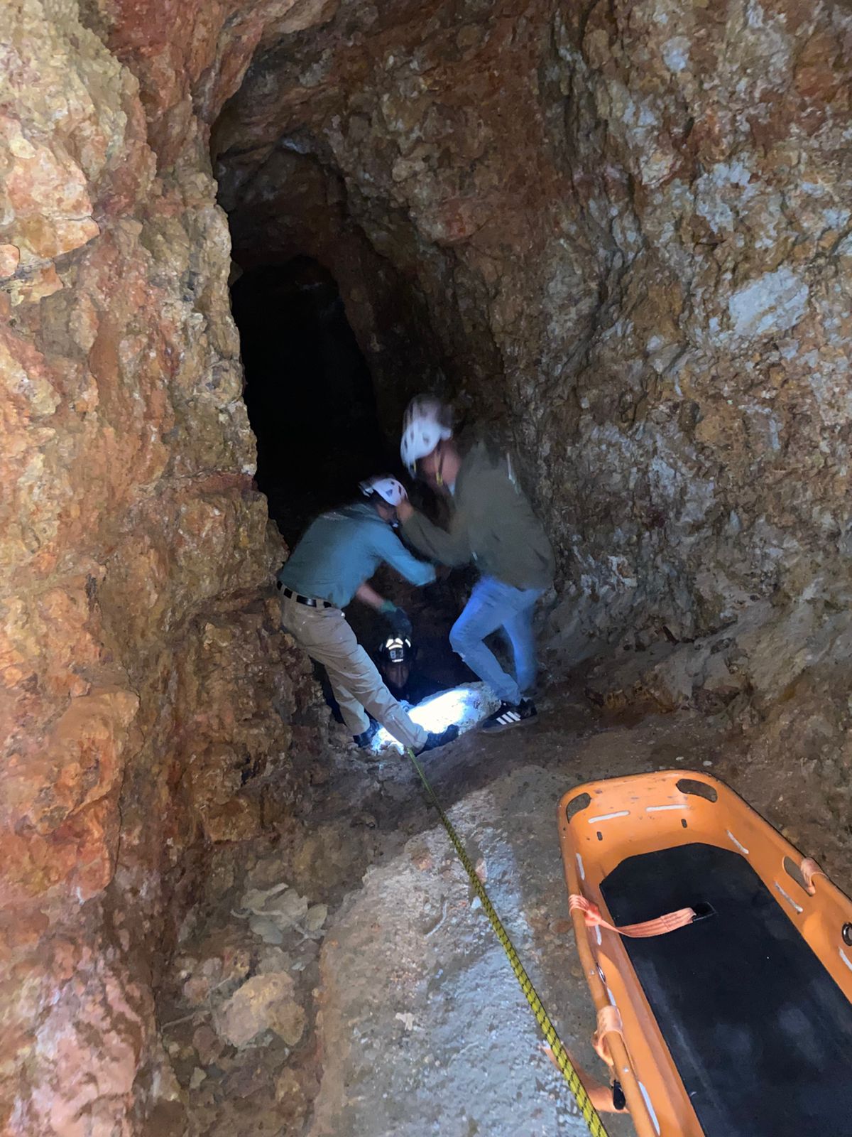 Cae un menor a tiro de mina; lo rescatan