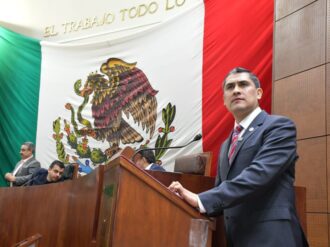 Gobiernos priistas pagaban a maestros y resolvían: Carlos Peña 