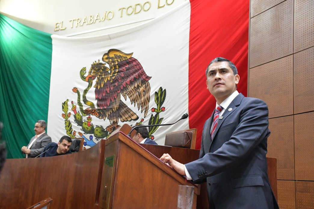 Gobiernos priistas pagaban a maestros y resolvían: Carlos Peña 