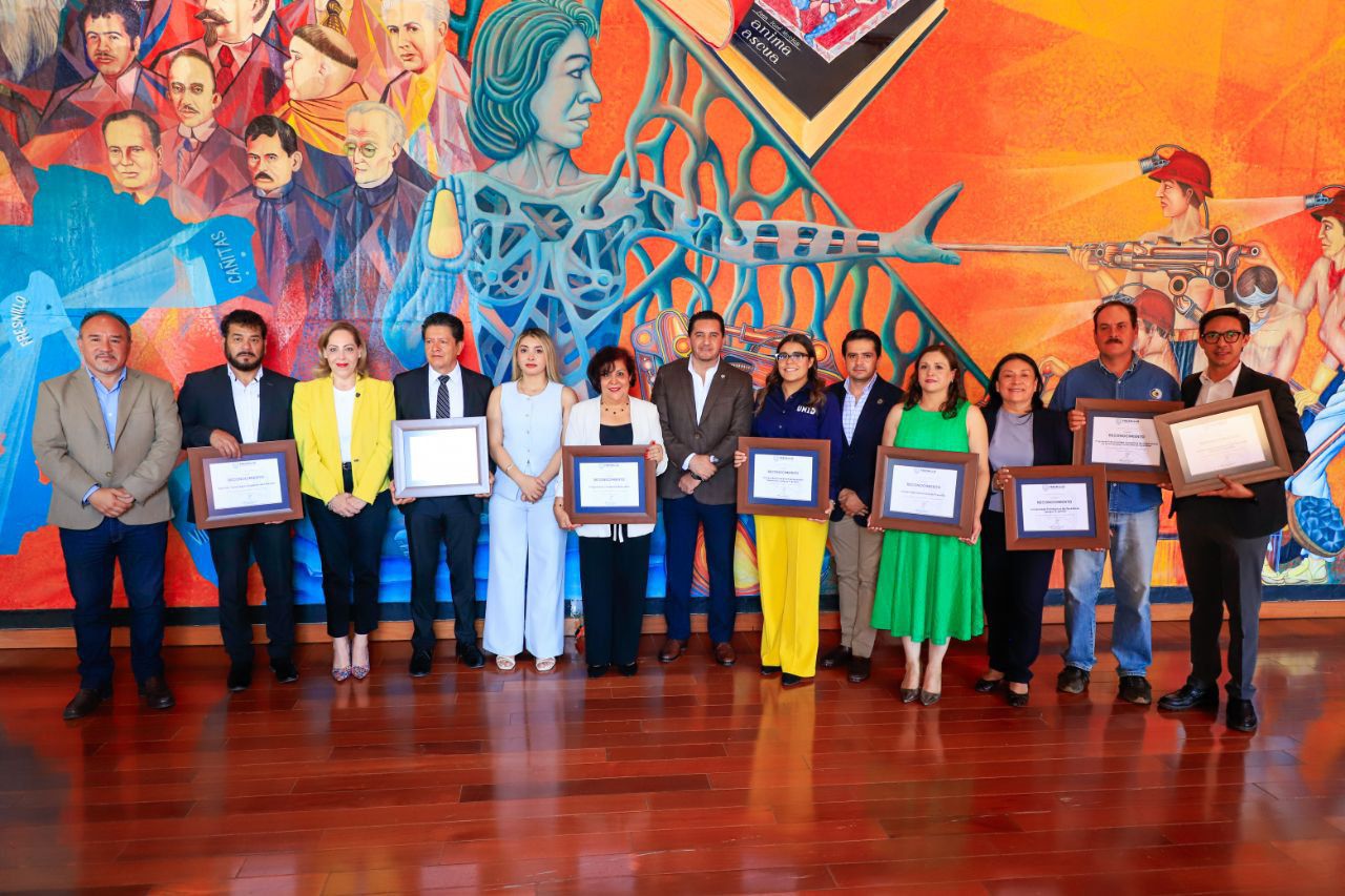 Acerca Javo Torres a estudiantes al mundo laboral 