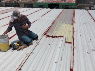 Dan mantenimiento a canchas techadas en Jalpa