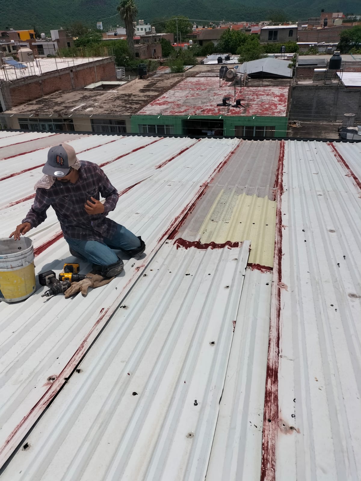 Dan mantenimiento a canchas techadas en Jalpa 