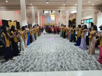 Egresan 22 cosmetologas y estilistas