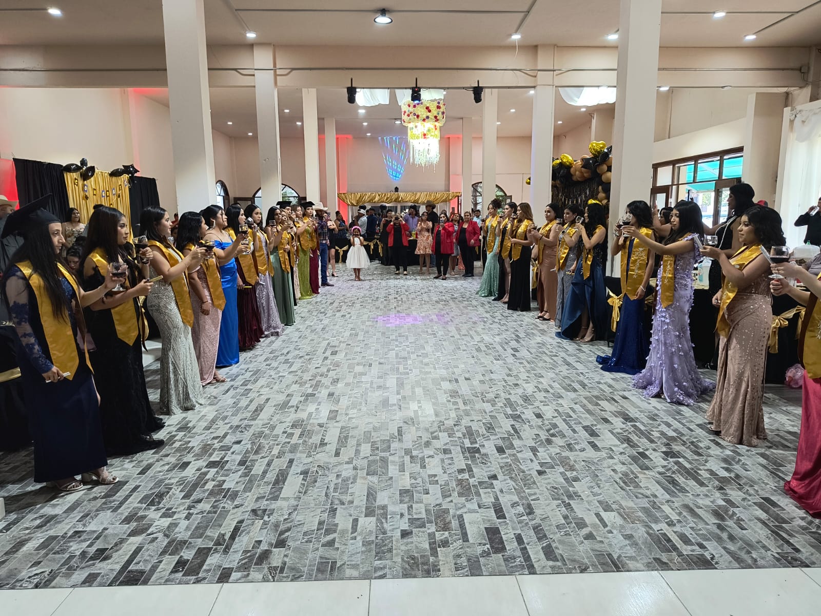 Egresan 22 cosmetologas y estilistas