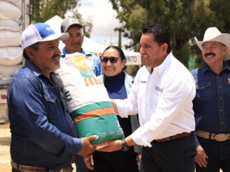 Entrega Javo Torres apoyos a campesinos