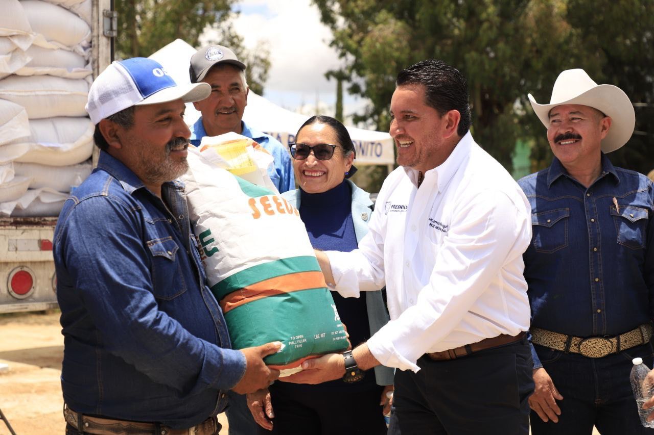 Entrega Javo Torres apoyos a campesinos