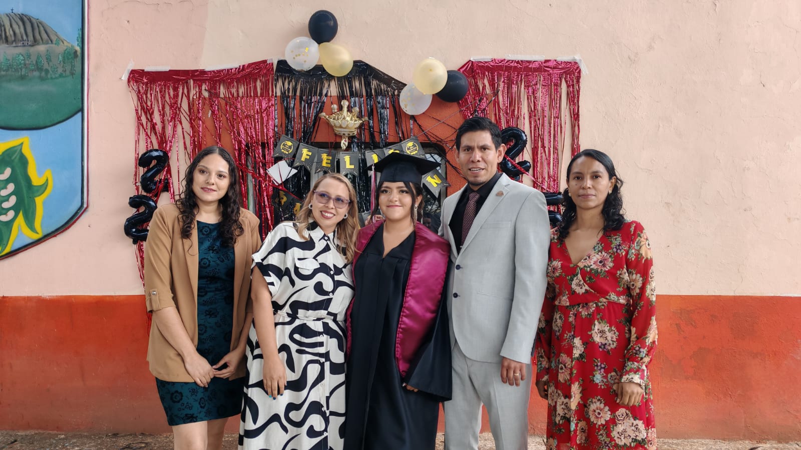 Festejan que Carolina termina el bachillerato