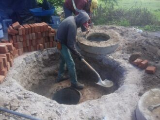 Liberan línea de drenaje en la colonia La Toma