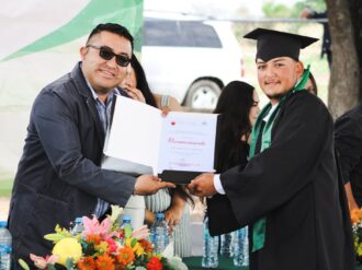 Acompaña Acosta Galván a estudiantes graduados