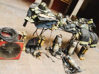 Donan migrantes equipo a bomberos y brigadistas contra incendios