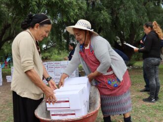 Entrega Karla Estrada apoyos en comunidades capitalinas
