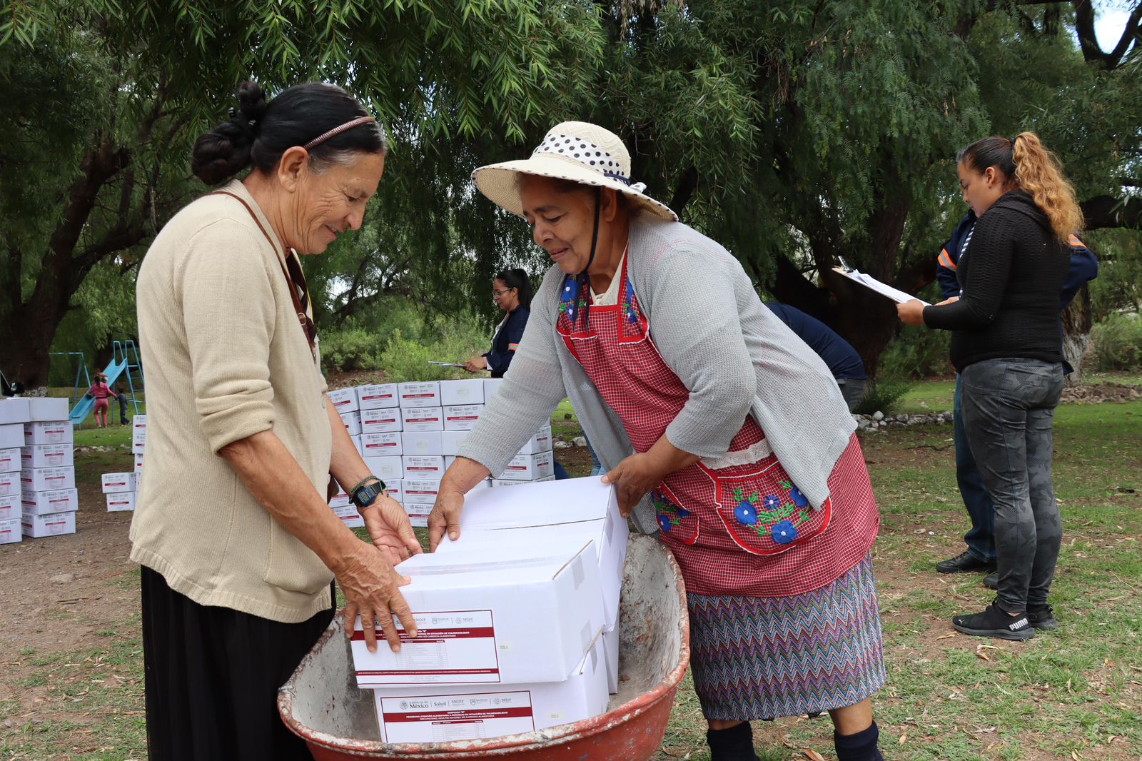 Entrega Karla Estrada apoyos en comunidades capitalinas
