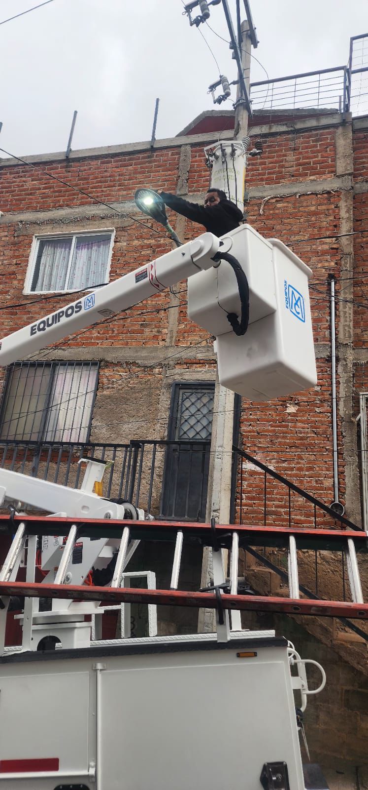 Atiende la capital redes eléctrica tras lluvias