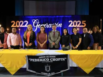 Apadrinan Javier Torres y Wendy Reveles a graduados de preescolar 