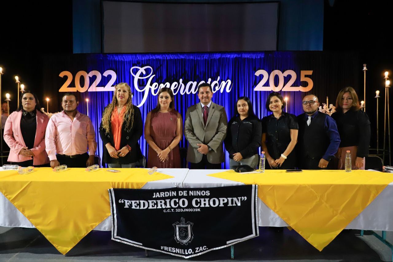 Apadrinan Javier Torres y Wendy Reveles a graduados de preescolar 