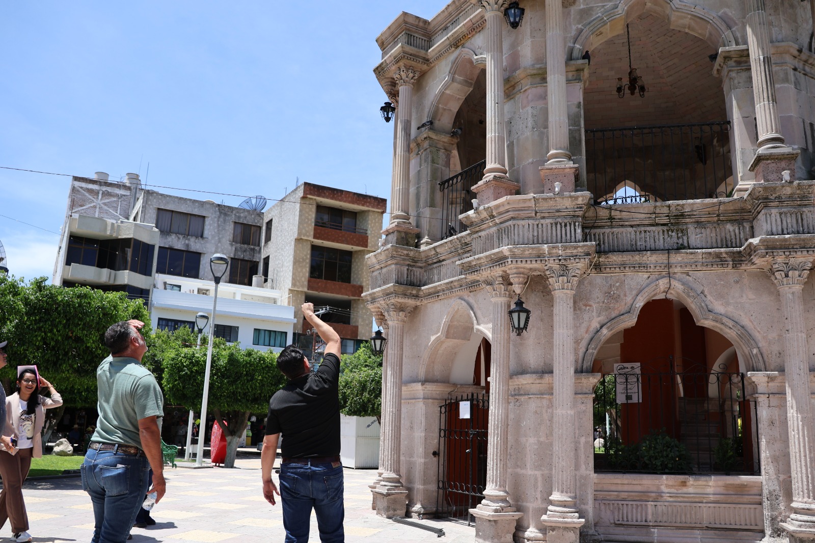 Proyectan rehabilitación de la explanada en la presidencia municipal 