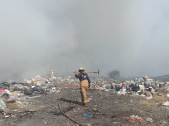 Sofocan incendio en basurero de Río Grande