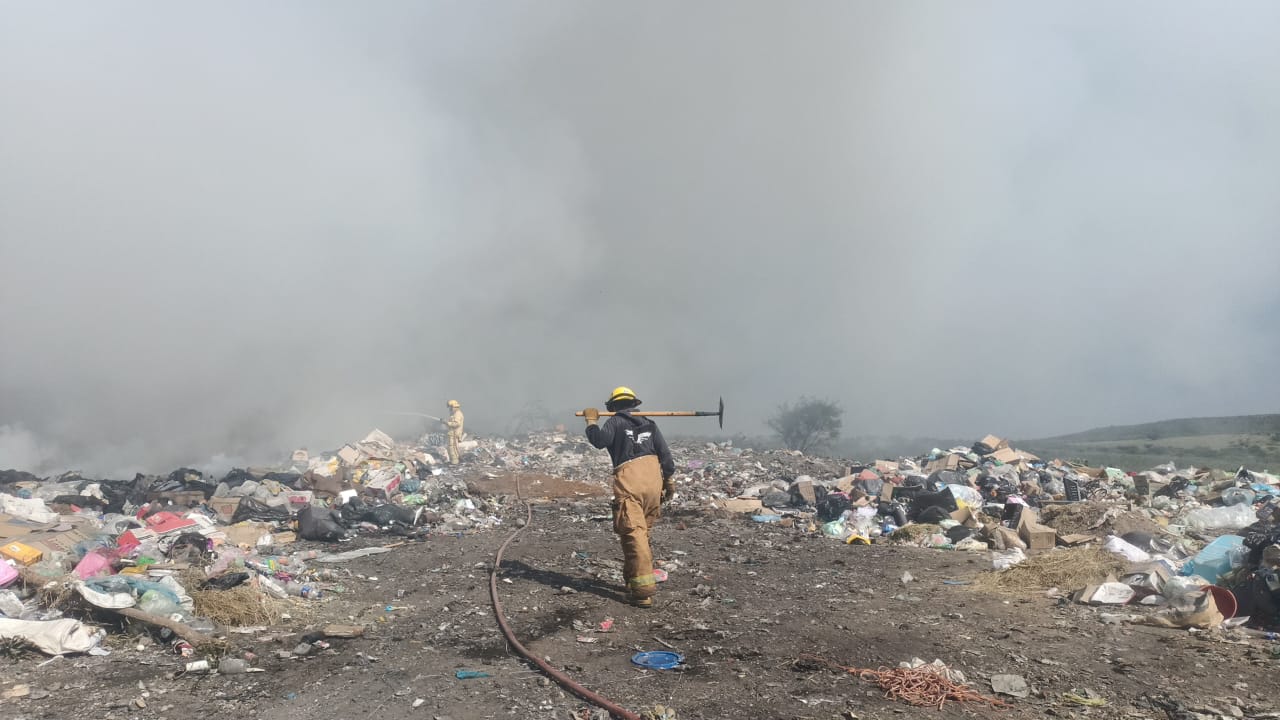Sofocan incendio en basurero de Río Grande 