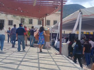 Encaran docentes a  David Monreal y Reyes Mugüerza