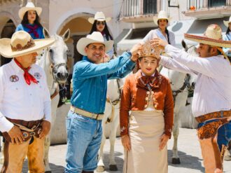 Coronan a Alexa I, reina de la Asociación de Cabalgantes